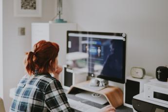 Une femme qui travaille depuis chez elle